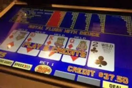 Quelles sont les différences entre poker et vidéo poker?