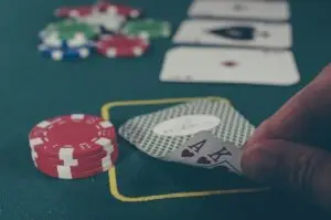 Triche au Poker : Deux Joueurs Arrêtés pour Escroquerie dans les Casinos