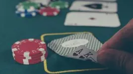 Triche au Poker : Deux Joueurs Arrêtés pour Escroquerie dans les Casinos