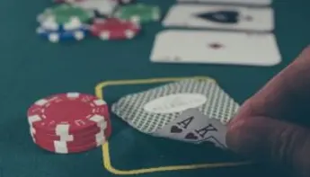 Triche au Poker : Deux Joueurs Arrêtés pour Escroquerie dans les Casinos